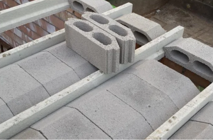 Betonnen broodjesvloer